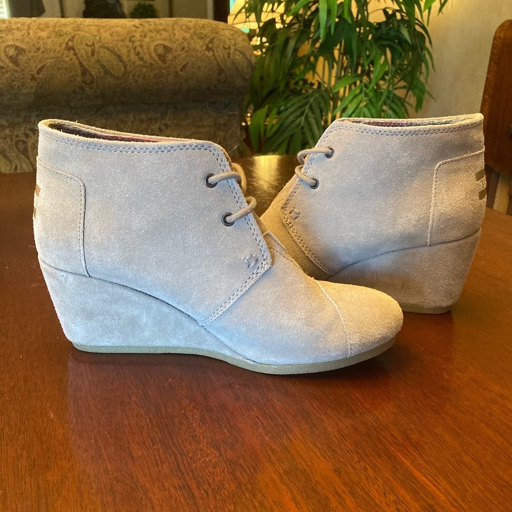 TOMS suede lace up wedge boot size 7.5. - Picture 2 of 7